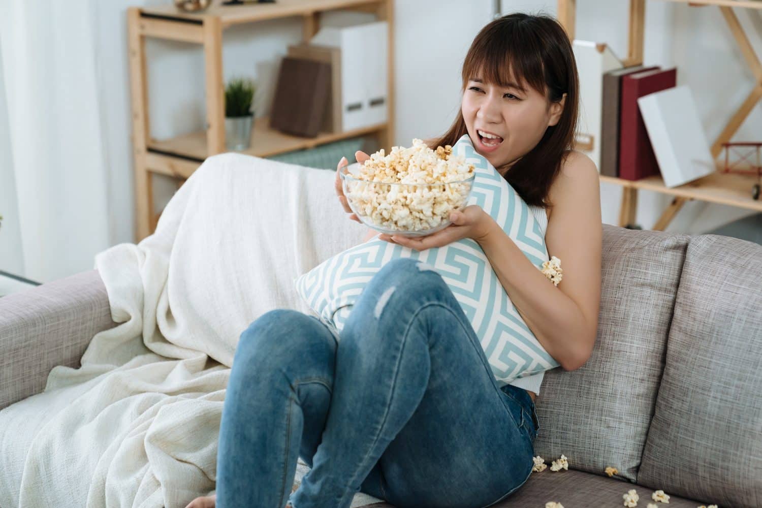 Une femme regarde une série chinoise sur son ordinateur portable.